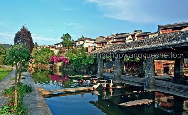 三峡库区唯一“半淹县城”的水上公交与菜场文化：集市里的中国案例研究